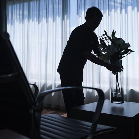 فندق بولمان كوشنغ كوشنج المظهر الخارجي الصورة A chambermaid at work