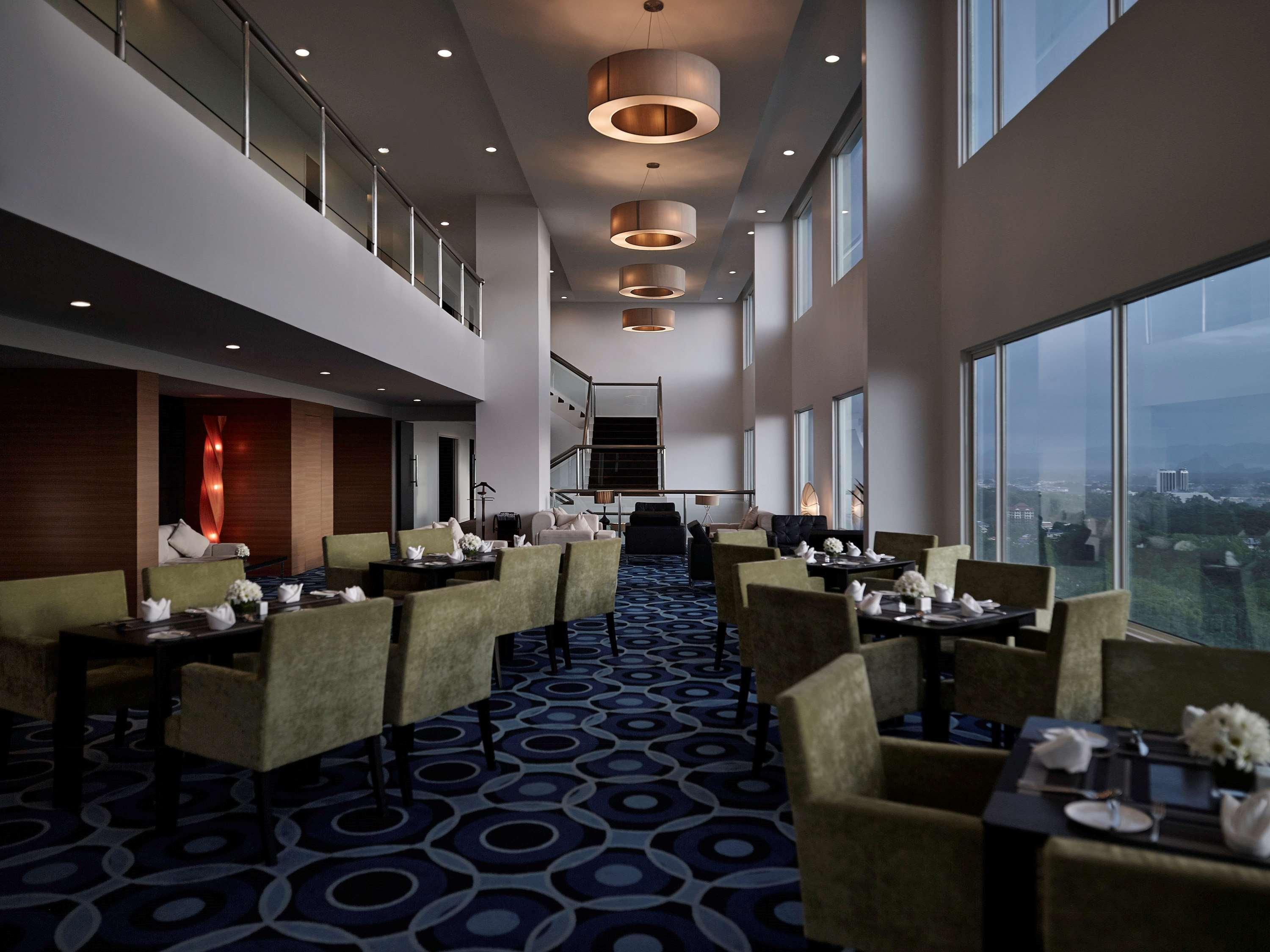 فندق بولمان كوشنغ كوشنج المظهر الخارجي الصورة Club Lounge at the 36th floor