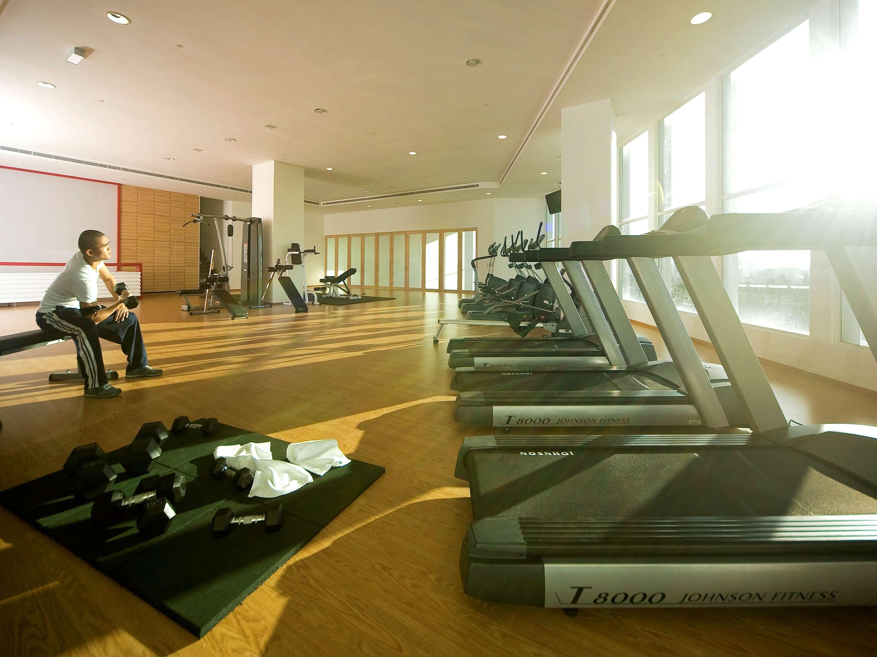 فندق بولمان كوشنغ كوشنج المظهر الخارجي الصورة The gym at the InterContinental