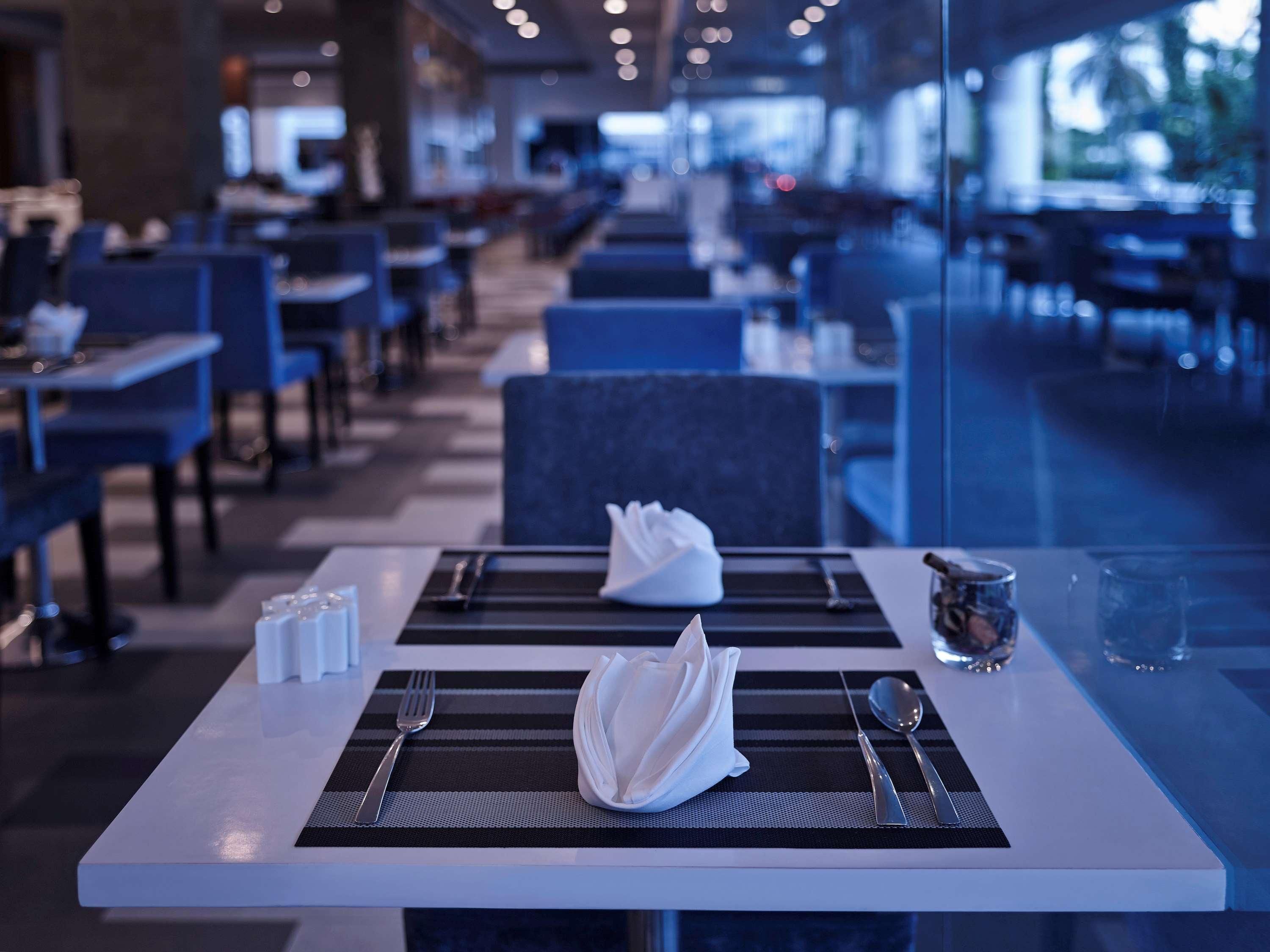 فندق بولمان كوشنغ كوشنج المظهر الخارجي الصورة A place setting at a restaurant
