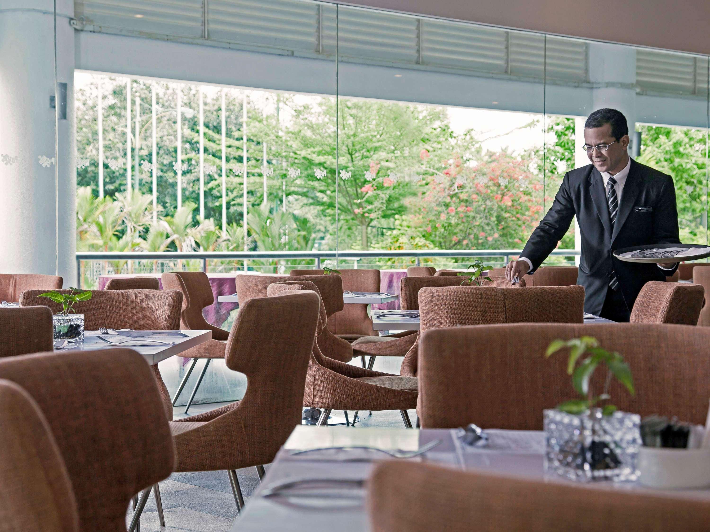فندق بولمان كوشنغ كوشنج المظهر الخارجي الصورة A restaurant at the hotel