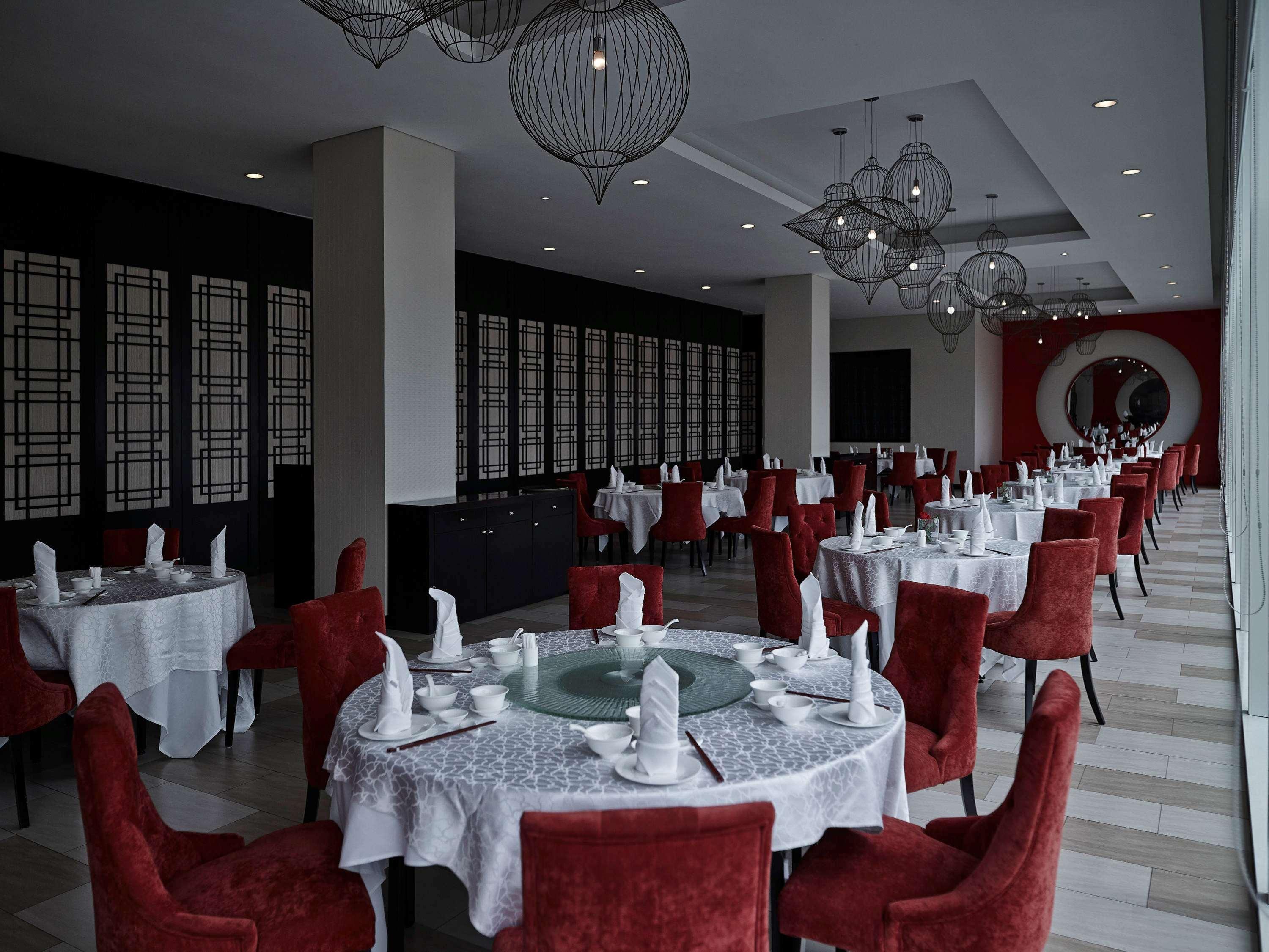 فندق بولمان كوشنغ كوشنج المظهر الخارجي الصورة Interior of the restaurant