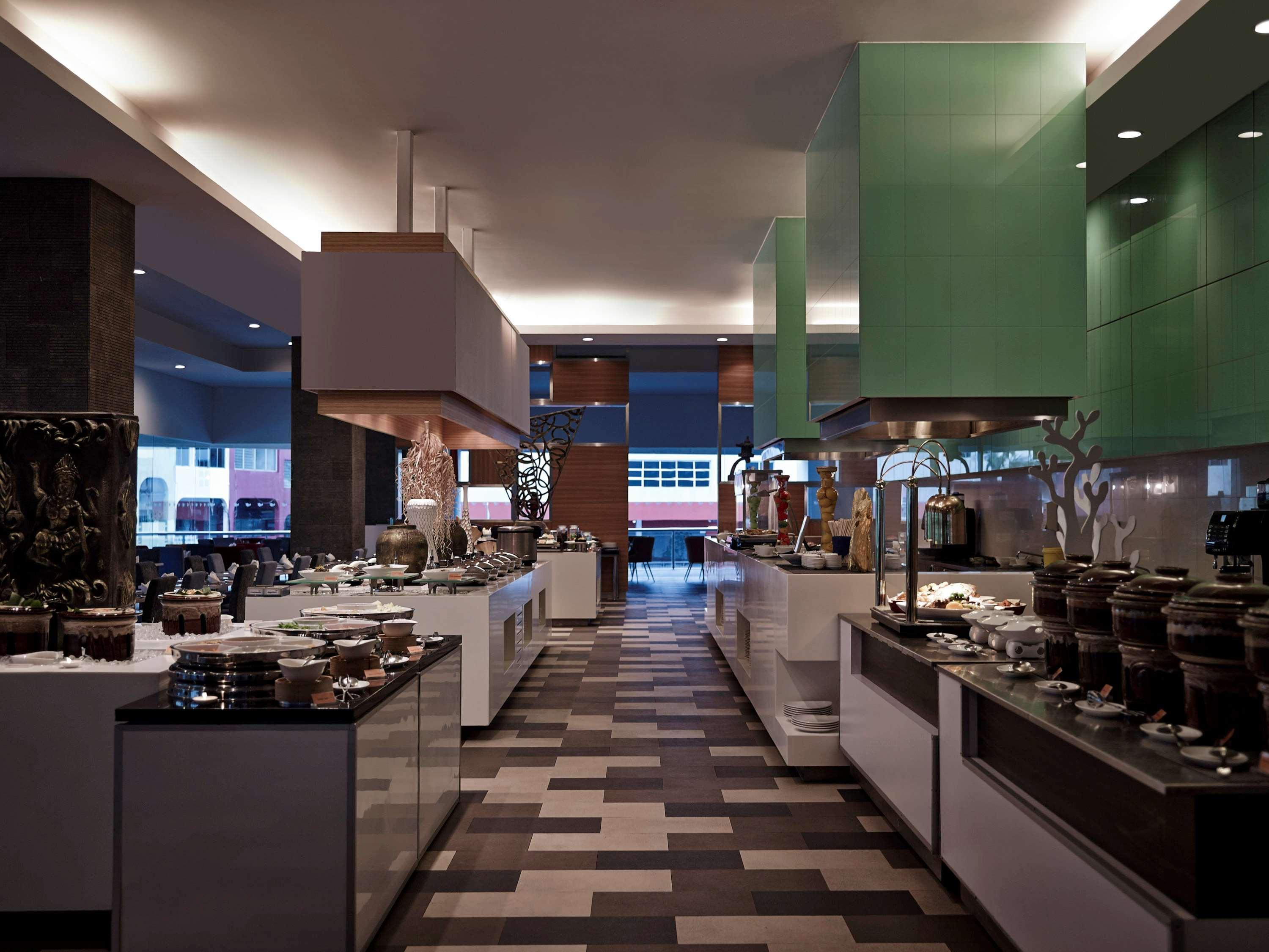 فندق بولمان كوشنغ كوشنج المظهر الخارجي الصورة The buffet at the hotel