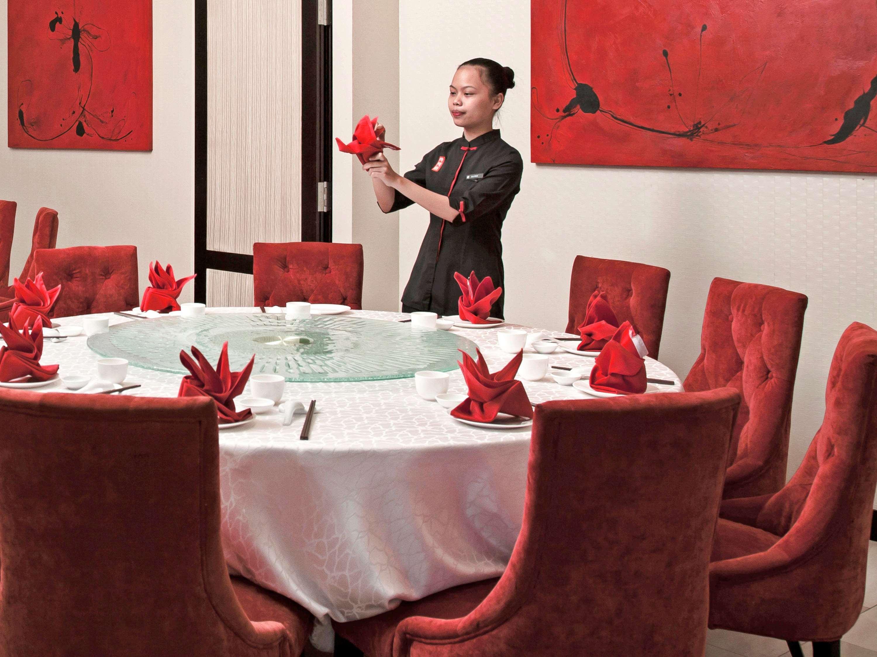 فندق بولمان كوشنغ كوشنج المظهر الخارجي الصورة A restaurant in Hanoi