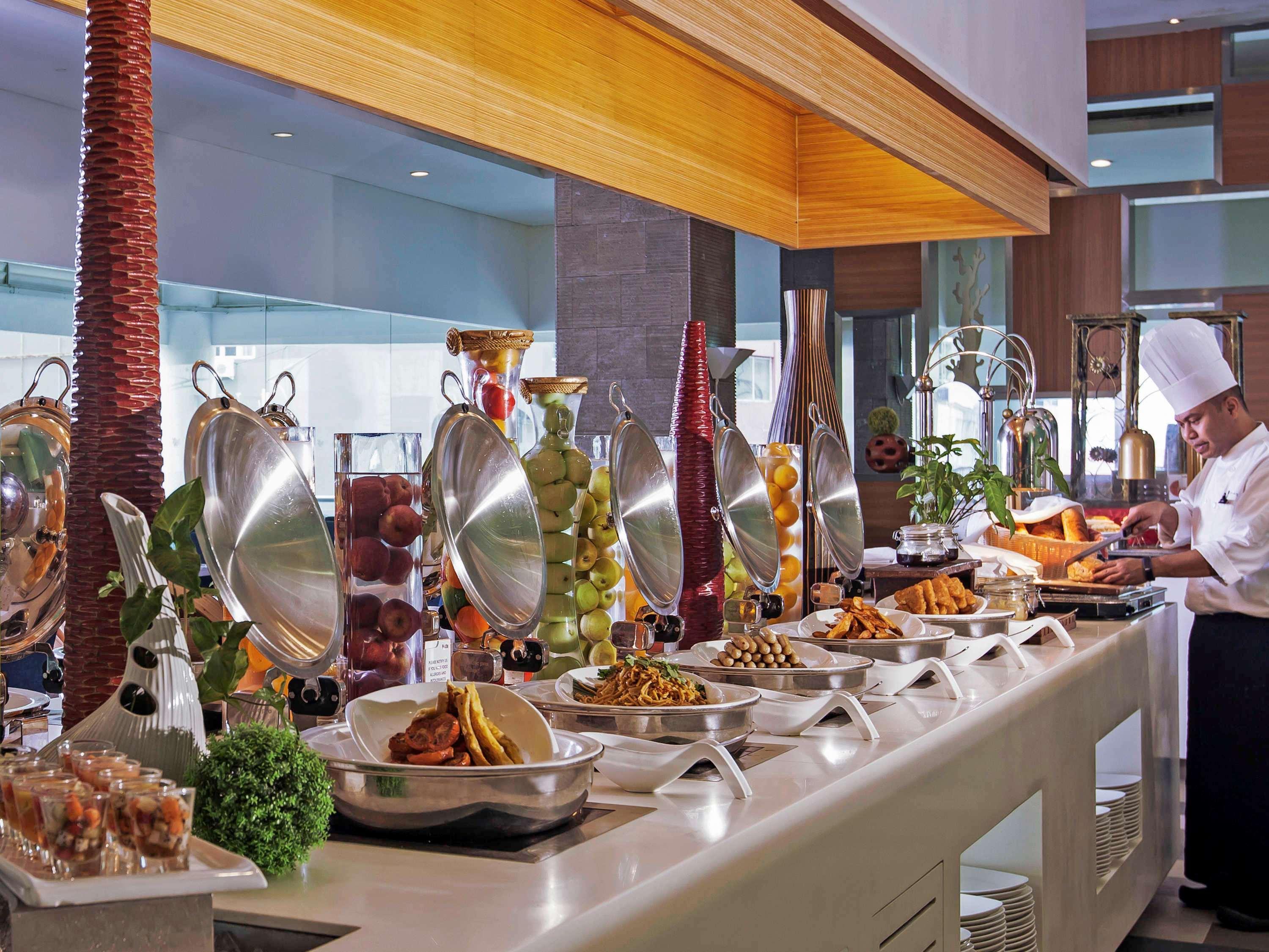 فندق بولمان كوشنغ كوشنج المظهر الخارجي الصورة A buffet at a hotel