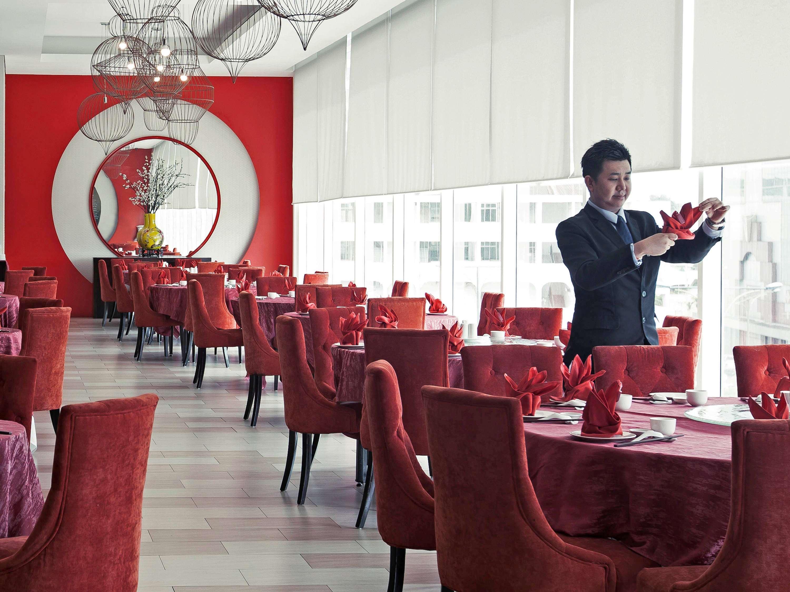 فندق بولمان كوشنغ كوشنج المظهر الخارجي الصورة A restaurant in a hotel