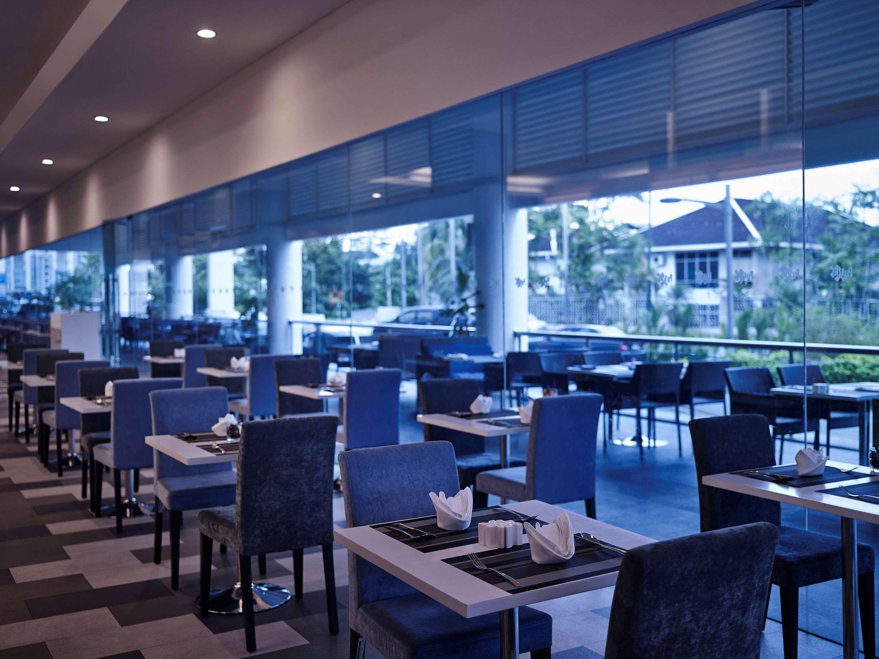فندق بولمان كوشنغ كوشنج المظهر الخارجي الصورة The restaurant at the airport