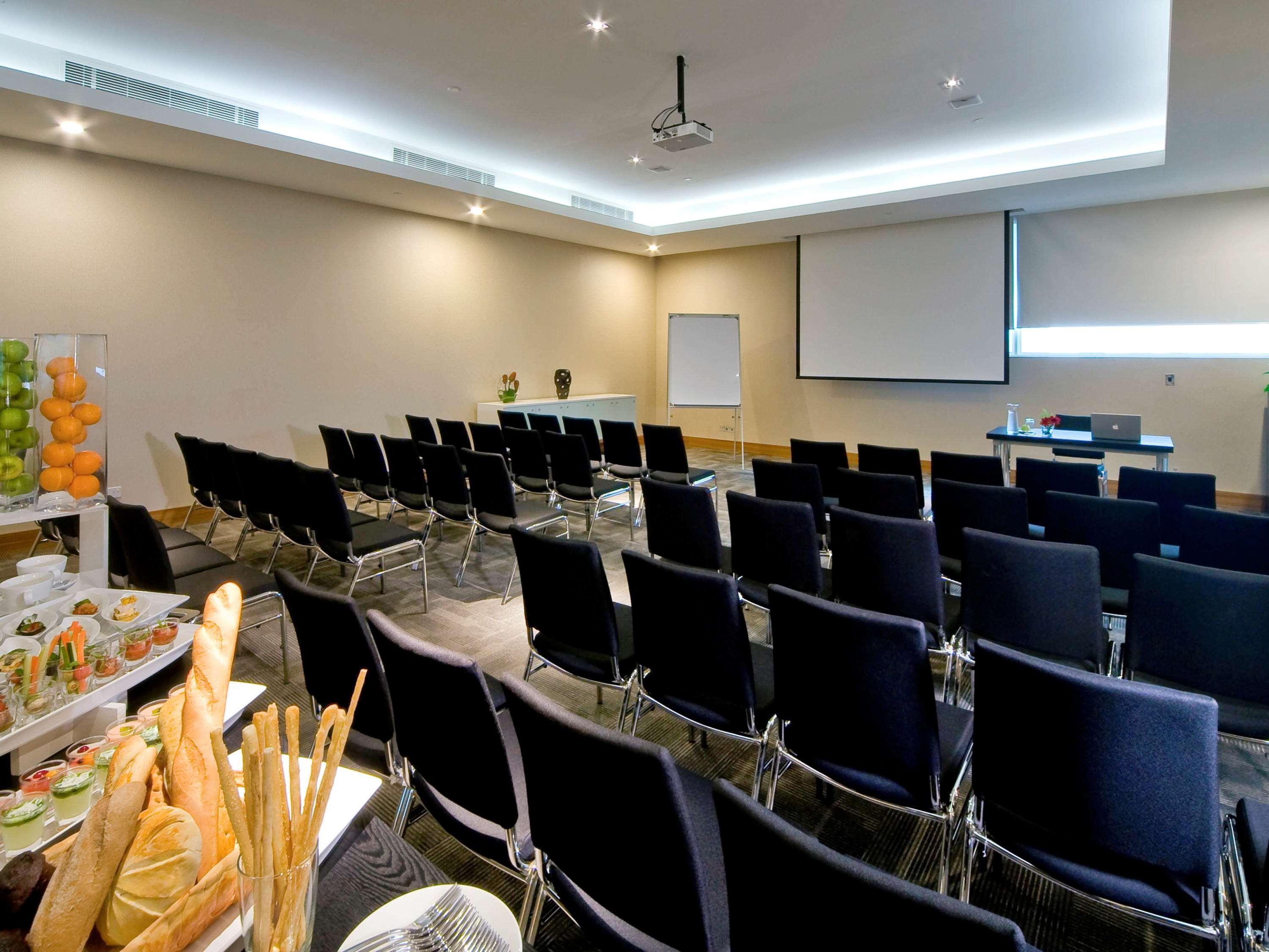 فندق بولمان كوشنغ كوشنج المرافق الصورة The hotel's meeting room