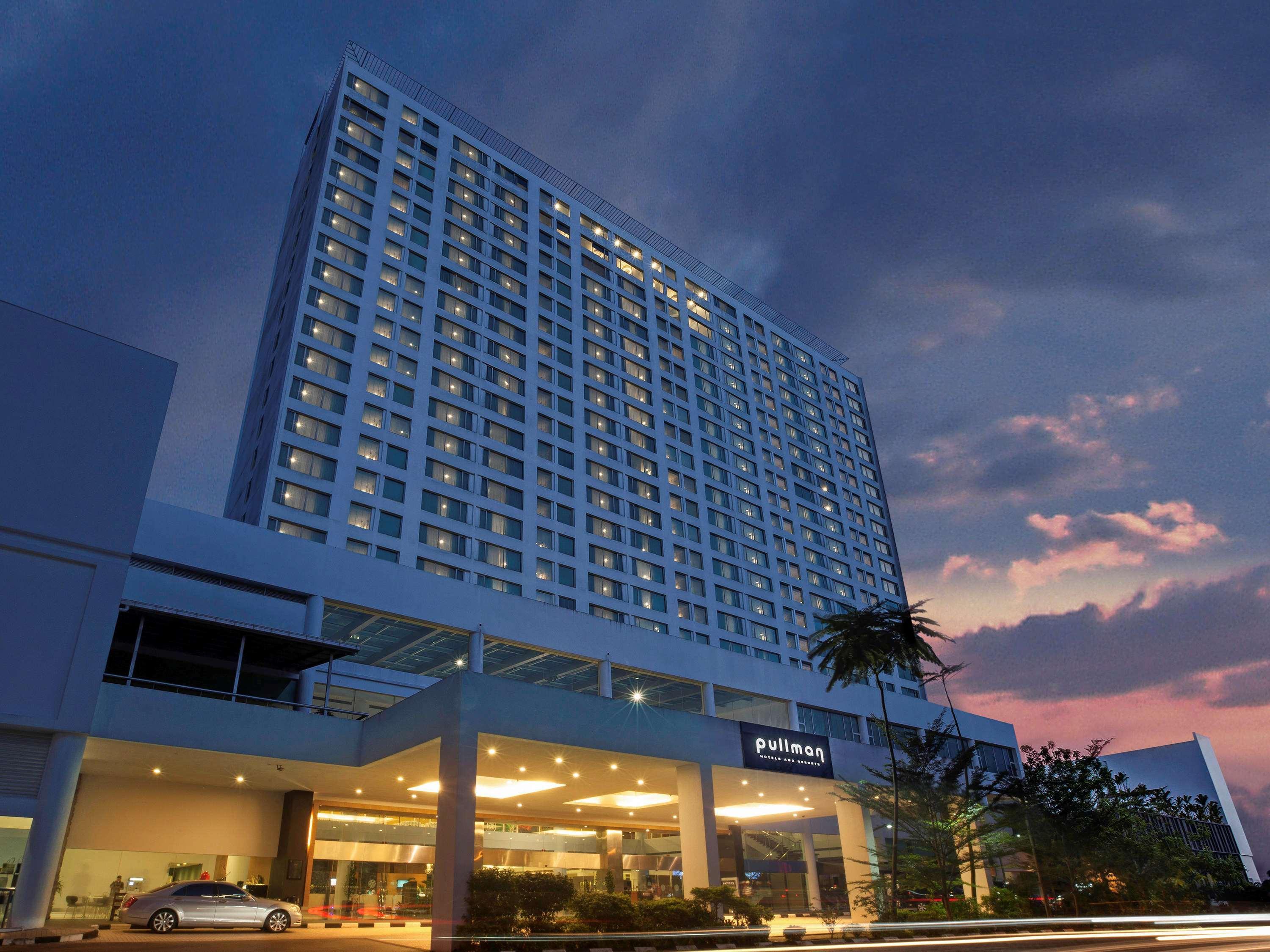 فندق بولمان كوشنغ كوشنج المظهر الخارجي الصورة The hotel at dusk