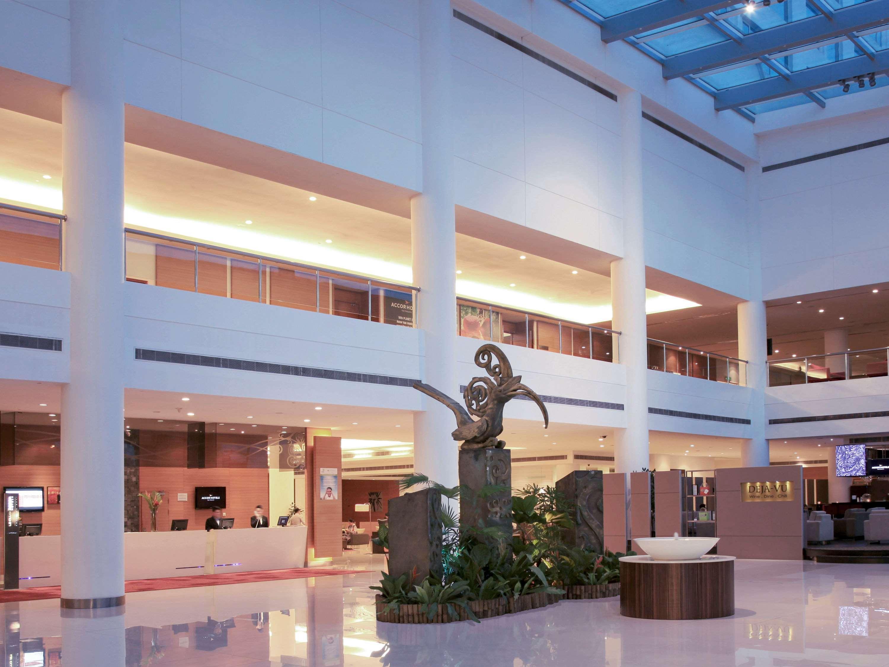 فندق بولمان كوشنغ كوشنج المظهر الخارجي الصورة The lobby of the hotel