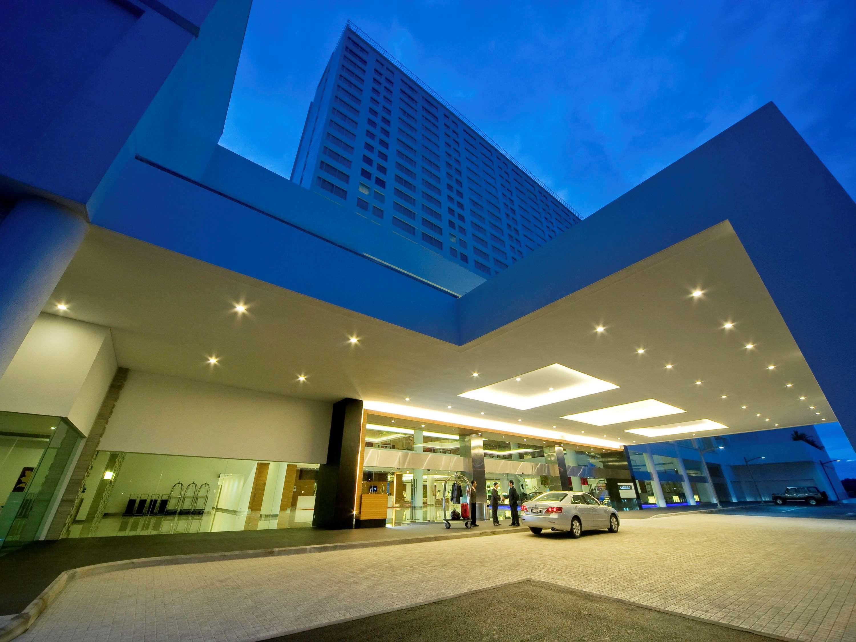 فندق بولمان كوشنغ كوشنج المظهر الخارجي الصورة The hotel's main entrance