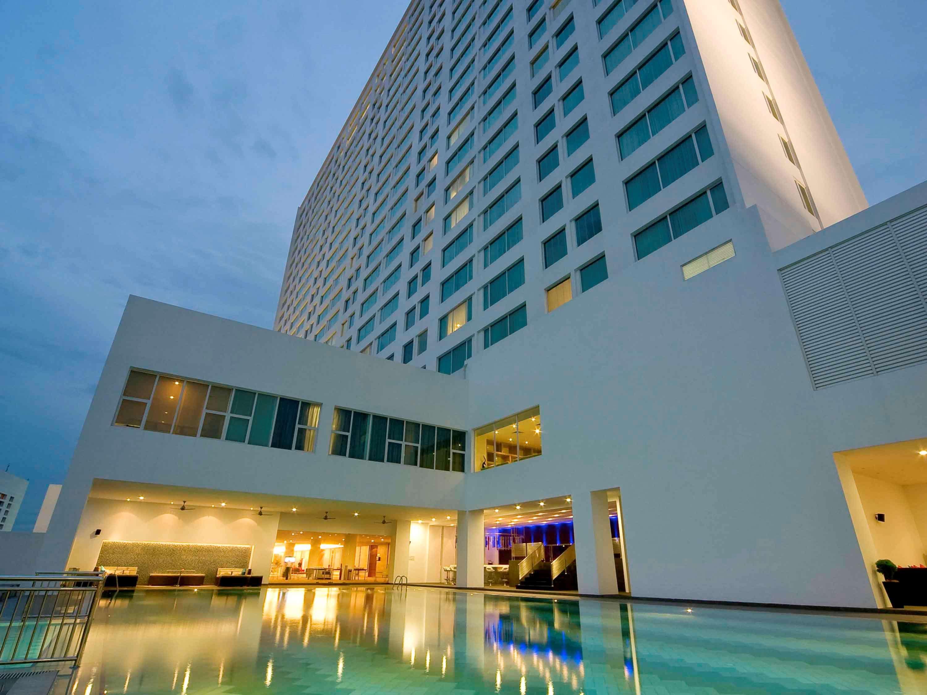 فندق بولمان كوشنغ كوشنج المظهر الخارجي الصورة The hotel's swimming pool
