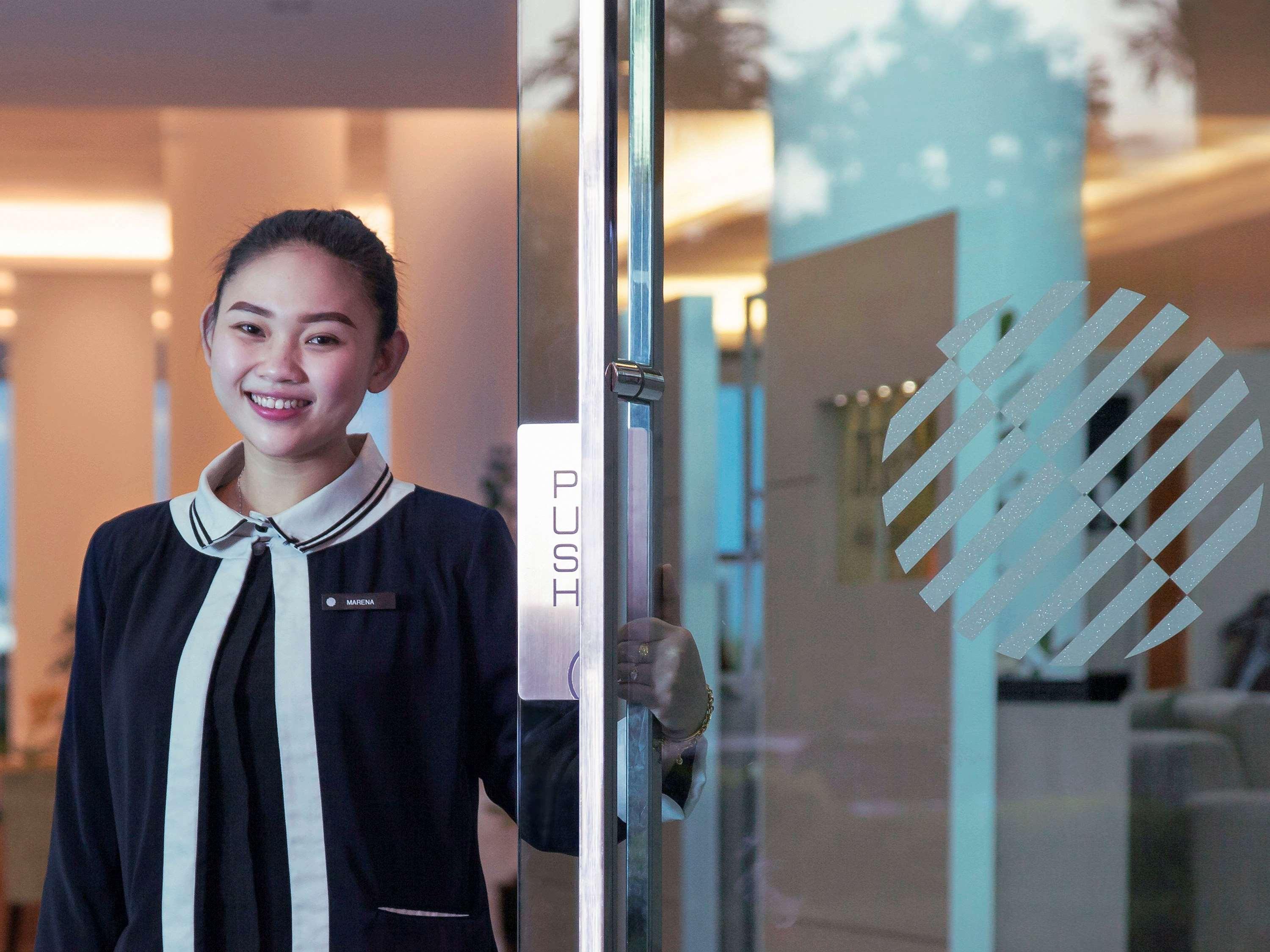 فندق بولمان كوشنغ كوشنج المظهر الخارجي الصورة A Thai woman working at a hotel