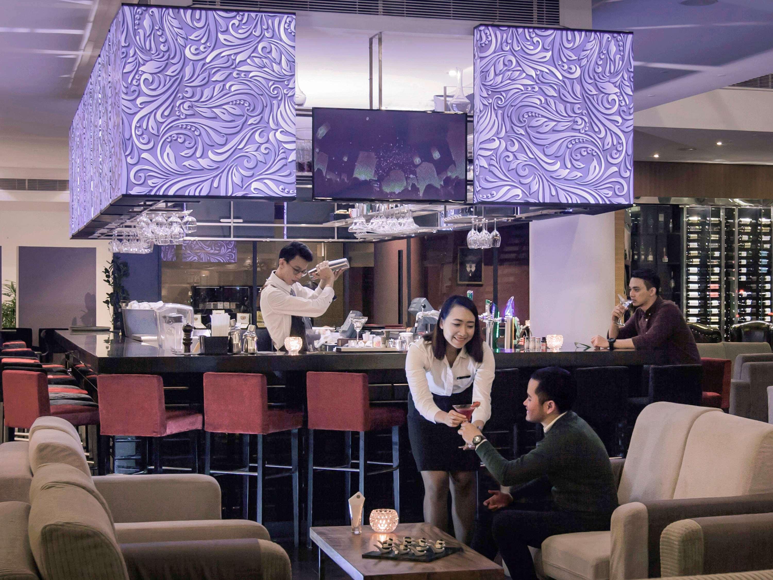 فندق بولمان كوشنغ كوشنج المظهر الخارجي الصورة The bar at the lounge