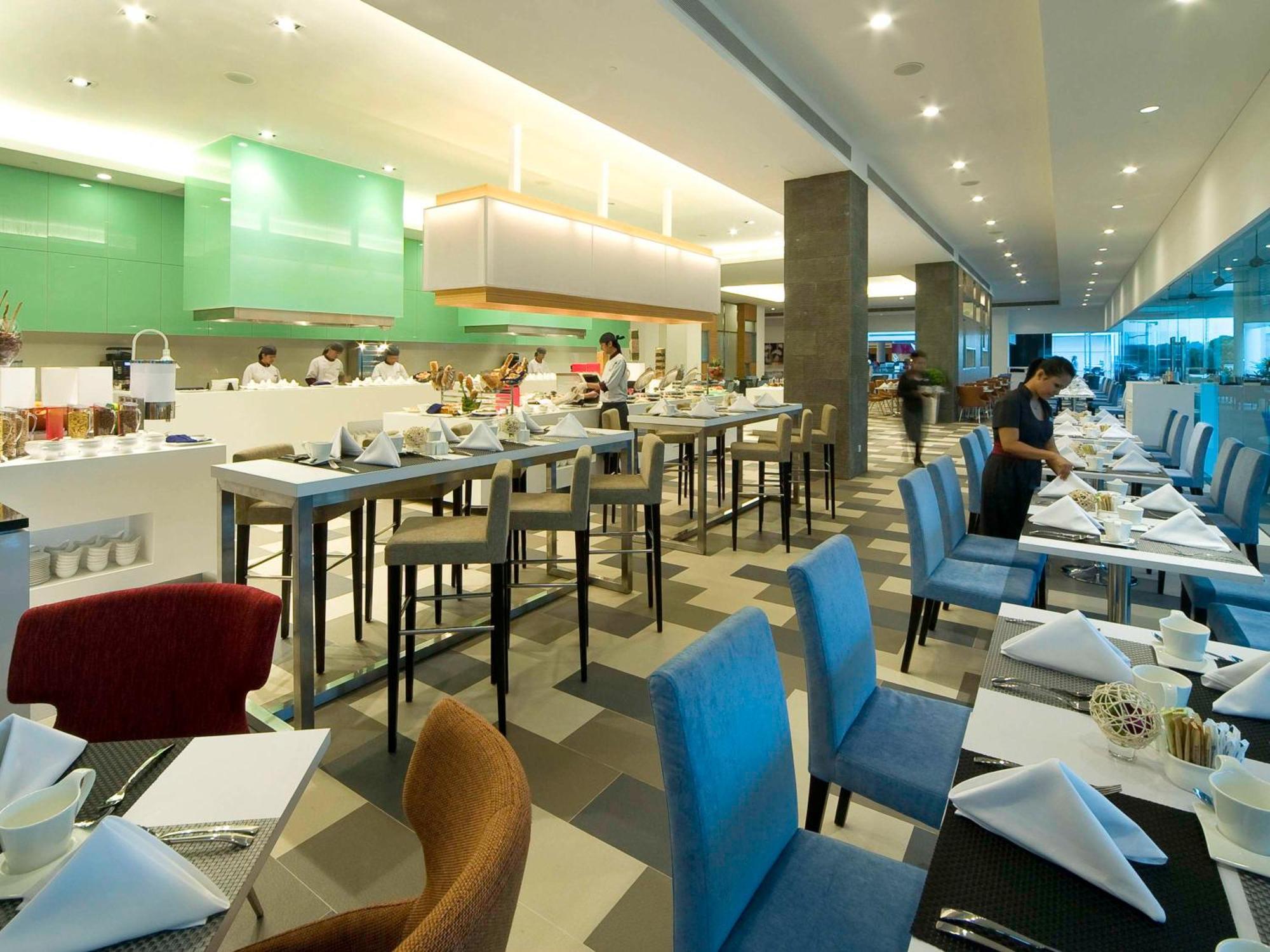 فندق بولمان كوشنغ كوشنج المظهر الخارجي الصورة The buffet at the lobby