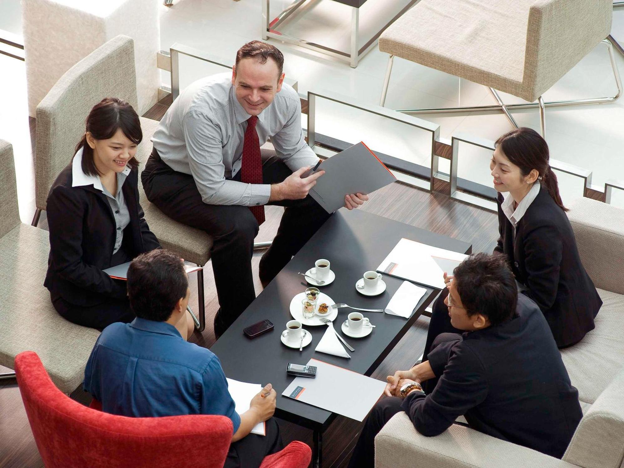 فندق بولمان كوشنغ كوشنج المظهر الخارجي الصورة A team of businesspeople