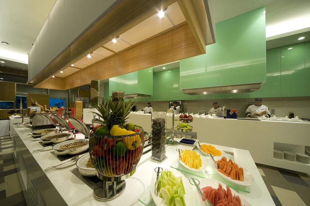 فندق بولمان كوشنغ كوشنج المطعم الصورة A buffet at a hotel