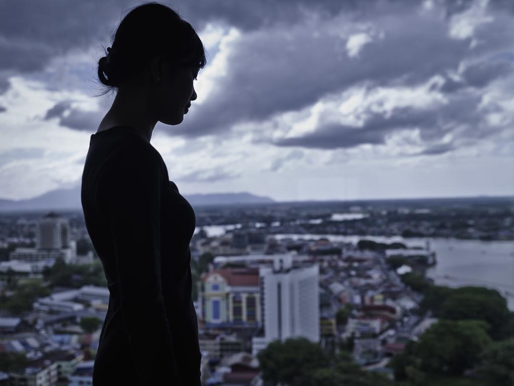 فندق بولمان كوشنغ كوشنج المظهر الخارجي الصورة A woman in silhouette