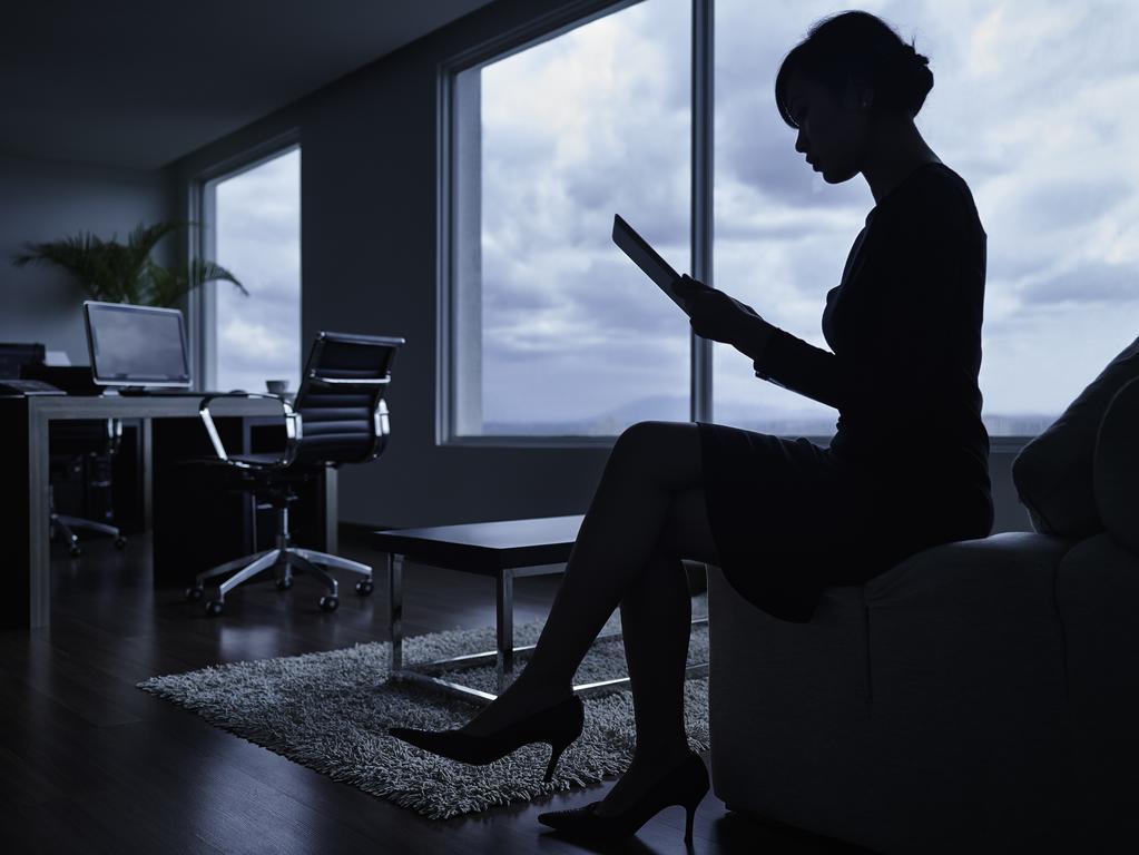 فندق بولمان كوشنغ كوشنج المظهر الخارجي الصورة A woman working in a dark office