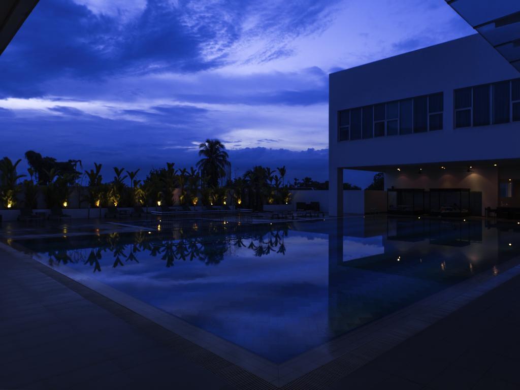 فندق بولمان كوشنغ كوشنج المظهر الخارجي الصورة The pool at the hotel