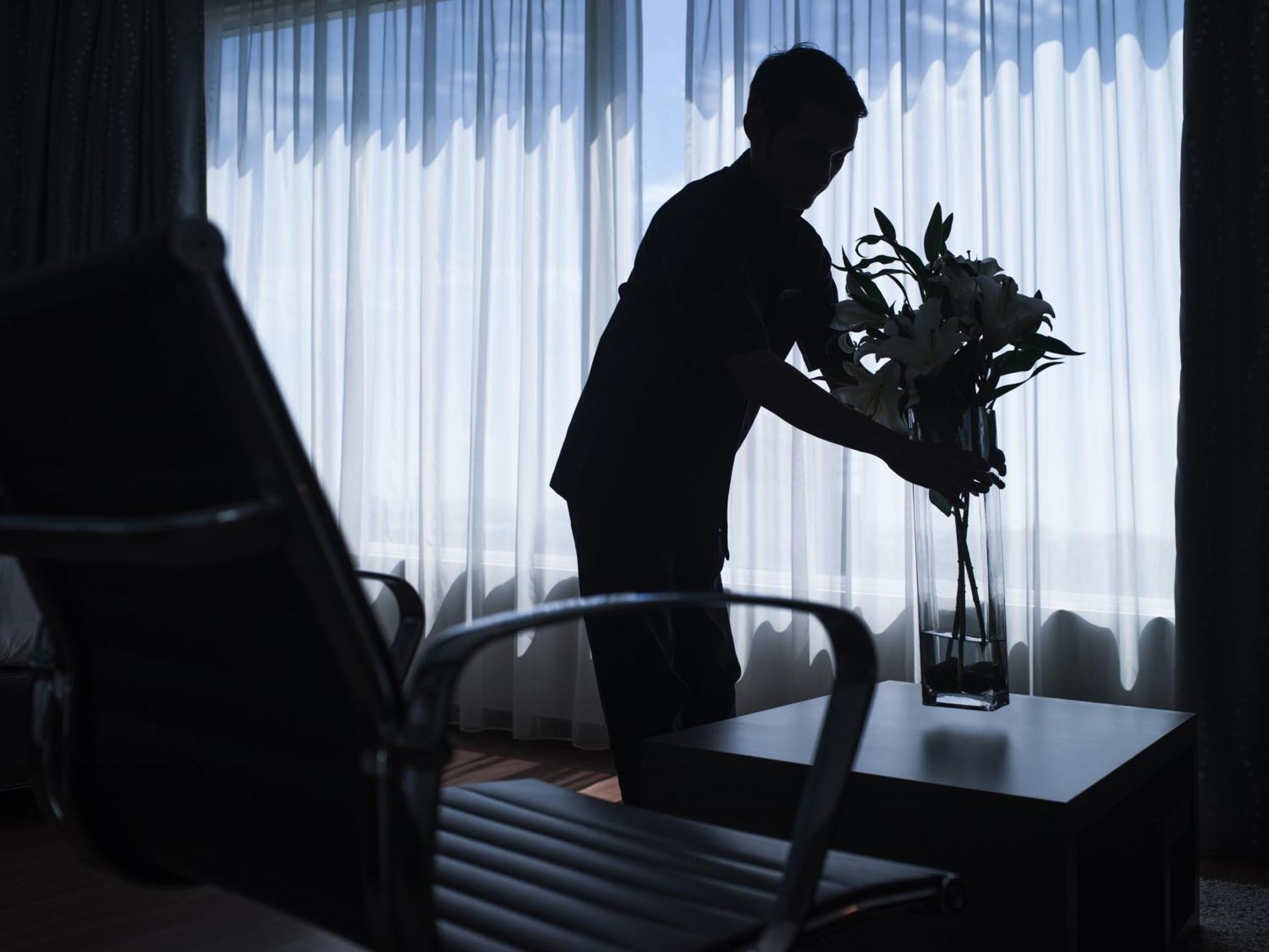 فندق بولمان كوشنغ كوشنج المظهر الخارجي الصورة A chambermaid at work