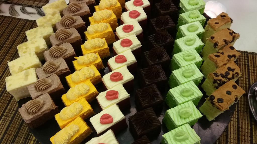 فندق بولمان كوشنغ كوشنج المظهر الخارجي الصورة Petit fours