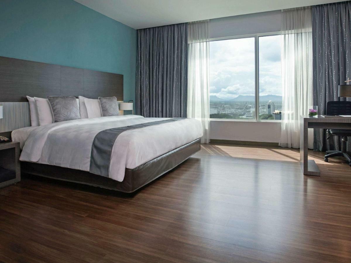 فندق بولمان كوشنغ كوشنج المظهر الخارجي الصورة A typical hotel room